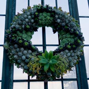  Decorative Christmas Wreaths and Holiday Wreaths. 